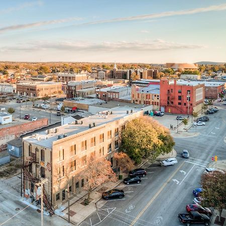 Deluxe Studio In Historic Downtown Building! บาร์เทิลส์วิลล์ ภายนอก รูปภาพ